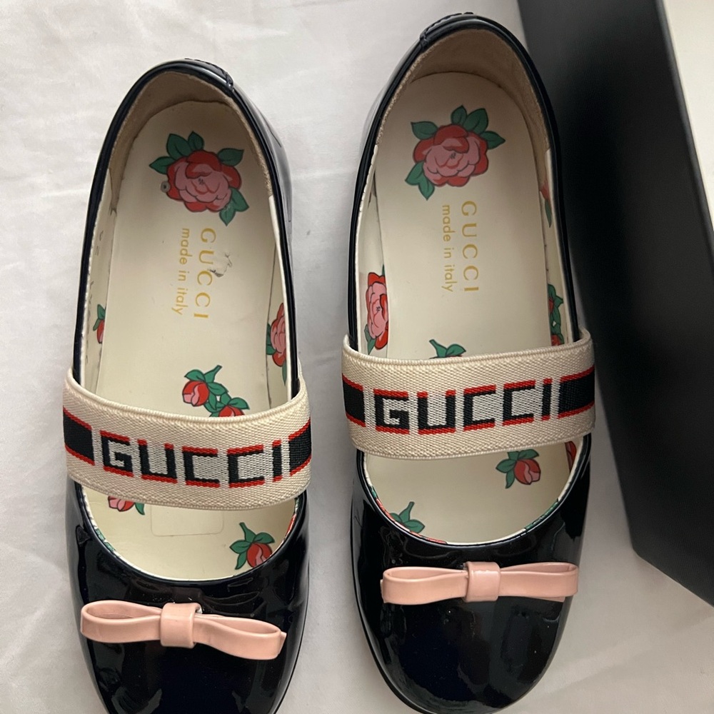 Gucci Black and Pink Dress Shoes with Elegant Design